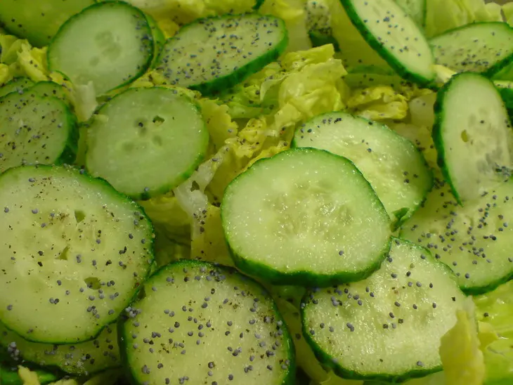 Салат с маринованным красным луком, маком и копчёной форелью: шаг 4