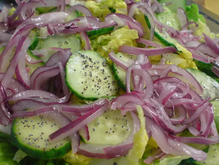 Салат с маринованным красным луком, маком и копчёной форелью: шаг 5