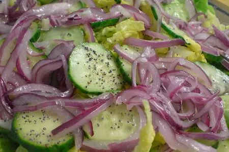 Салат с маринованным красным луком, маком и копчёной форелью: шаг 5