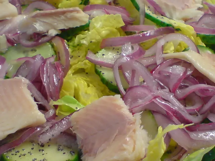 Салат с маринованным красным луком, маком и копчёной форелью: шаг 6