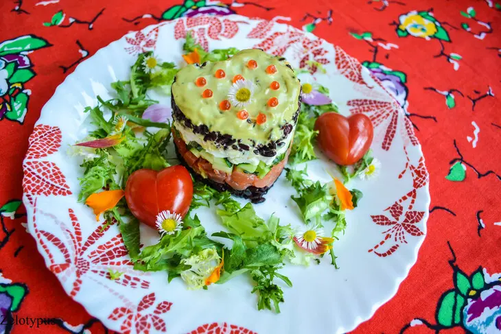 Салат из форели, с чёрным рисом, перепелиными яйцами и огурцом: шаг 1