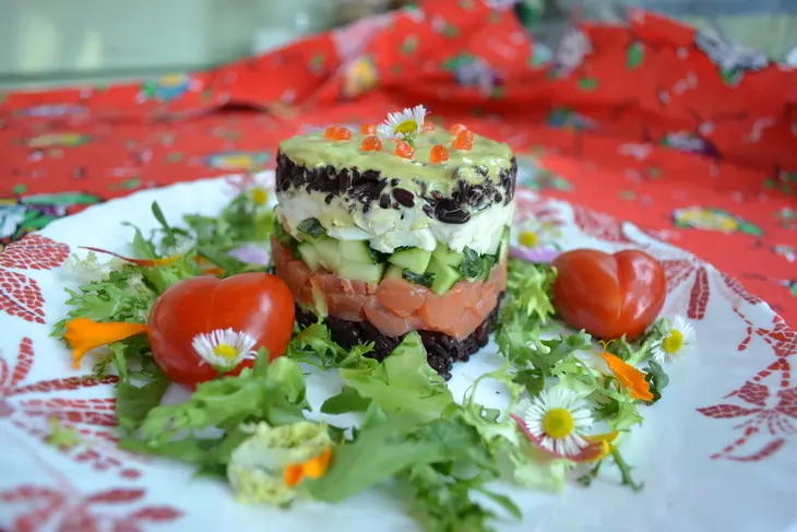 Салат из форели, с чёрным рисом, перепелиными яйцами и огурцом: шаг 2