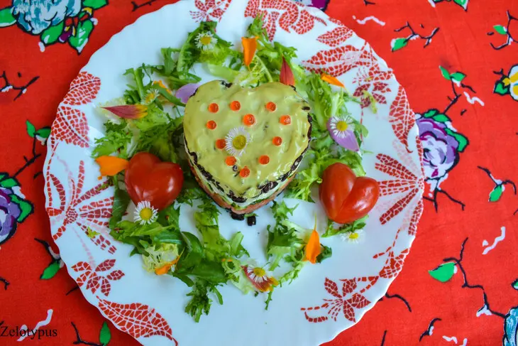 Салат из форели, с чёрным рисом, перепелиными яйцами и огурцом: шаг 3