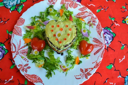 Салат из форели, с чёрным рисом, перепелиными яйцами и огурцом: шаг 3