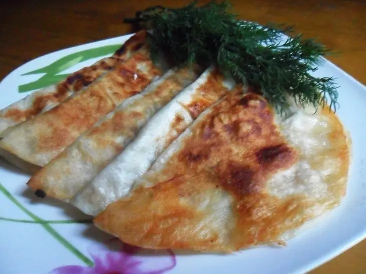 Пирожки из лаваша с сулугуни и зеленью.: шаг 6
