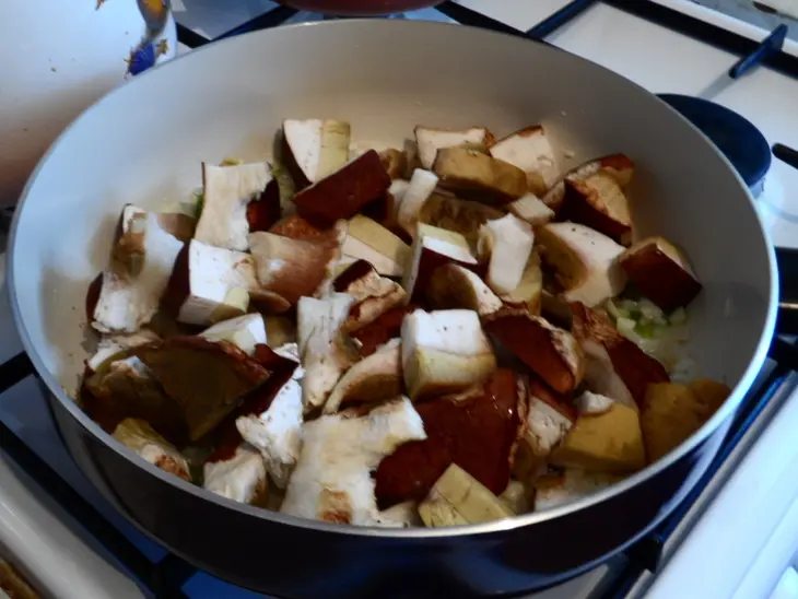 Жаркое с белыми грибами и картофелем.: шаг 1