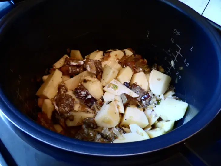 Жаркое с белыми грибами и картофелем.: шаг 4
