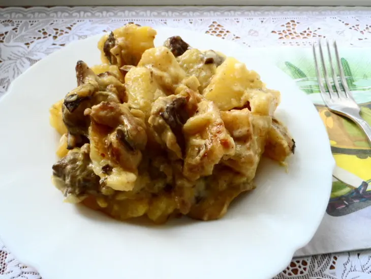 Жаркое с белыми грибами и картофелем.: шаг 7