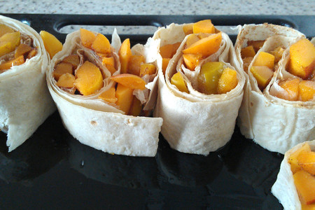 Розочки из лаваша с абрикосами : шаг 5