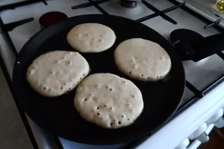 Оладушки с малиновым сиропом.: шаг 5