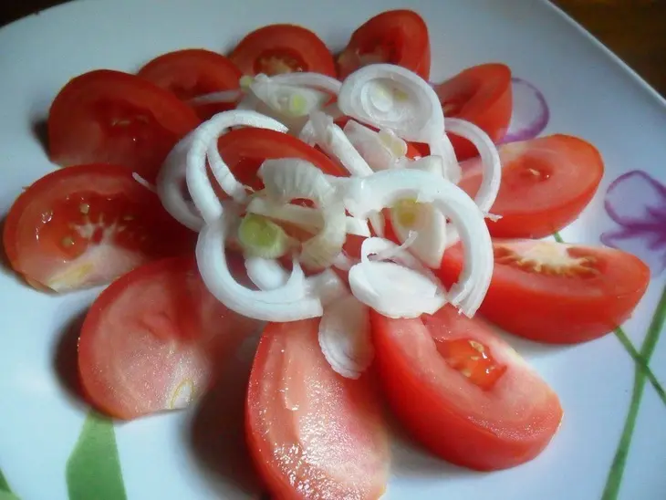 Салат с помидорами и сыром с голубой плесенью: шаг 2