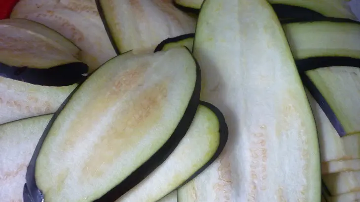 Пикантный салат из баклажан (вкусно, просто и быстро): шаг 1