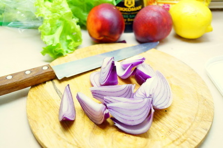 Тёплый салат с нектаринами в беконе и карамелизованным луком.: шаг 2