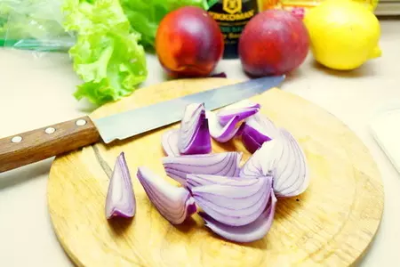 Тёплый салат с нектаринами в беконе и карамелизованным луком: шаг 2