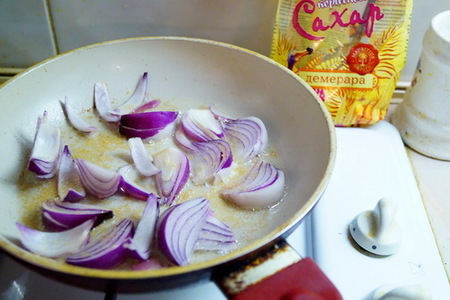 Тёплый салат с нектаринами в беконе и карамелизованным луком.: шаг 4