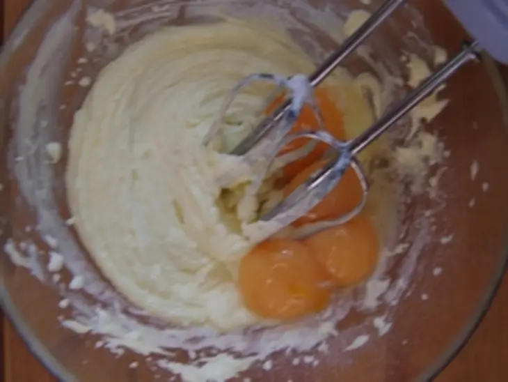 Маковый торт с масляным ванильным кремом и малиной: шаг 2