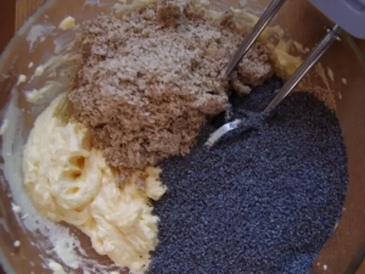Маковый торт с масляным ванильным кремом и малиной: шаг 4