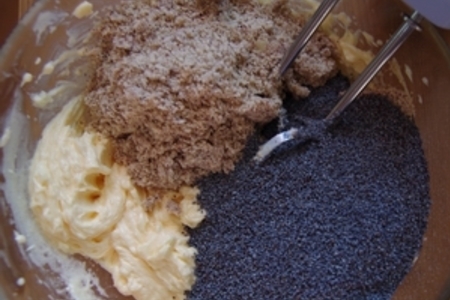 Маковый торт с масляным ванильным кремом и малиной: шаг 4
