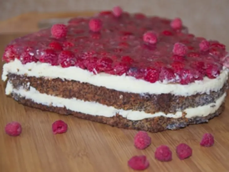 Маковый торт с масляным ванильным кремом и малиной: шаг 10