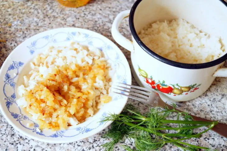Пирожки жаренные, из творожного теста с рыбой и рисом.: шаг 3
