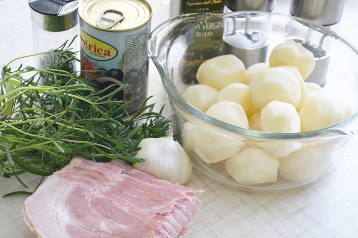 Картофель запеченный в беконе с травами и маслинами.: шаг 1