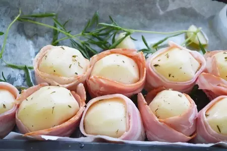 Картофель запеченный в беконе с травами и маслинами.: шаг 3