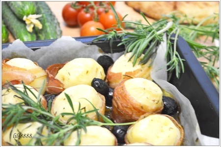 Картофель запеченный в беконе с травами и маслинами.: шаг 4
