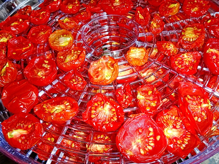 Вяленые томаты с пряными травами: шаг 1
