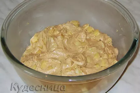 Яблочный бисквитный пирог: шаг 4