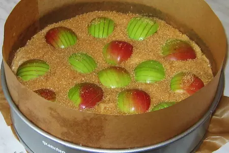 Яблочный бисквитный пирог: шаг 5