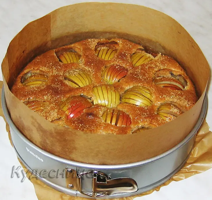 Яблочный бисквитный пирог: шаг 6
