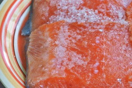 Паста-салат с лососем, брокколи, вялеными томатами и пармезаном: шаг 1