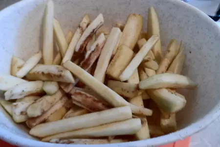 Теплый салат с отварным свиным языком и овощами.: шаг 1