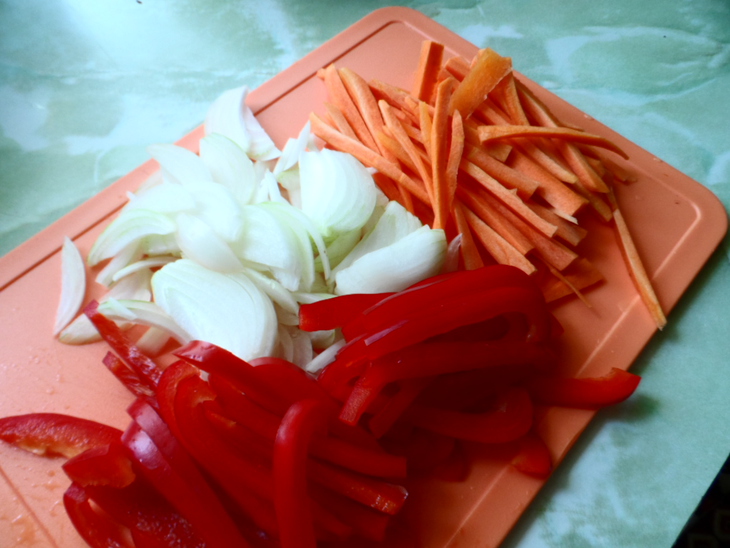Теплый салат с отварным свиным языком и овощами.: шаг 2