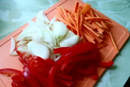 Теплый салат с отварным свиным языком и овощами.: шаг 2