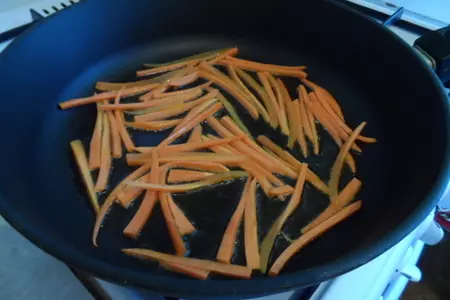 Теплый салат с отварным свиным языком и овощами.: шаг 3