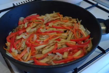 Теплый салат с отварным свиным языком и овощами.: шаг 4