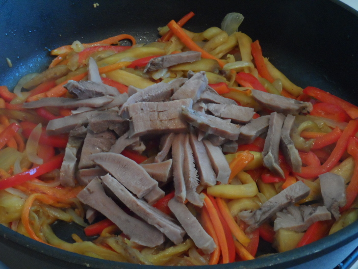 Теплый салат с отварным свиным языком и овощами.: шаг 5