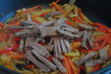 Теплый салат с отварным свиным языком и овощами.: шаг 5