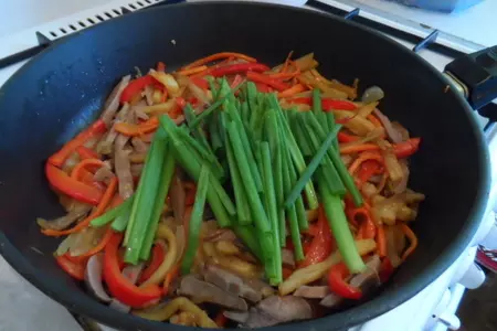 Теплый салат с отварным свиным языком и овощами.: шаг 6