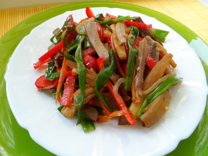 Теплый салат с отварным свиным языком и овощами.: шаг 7