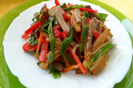Теплый салат с отварным свиным языком и овощами.: шаг 7