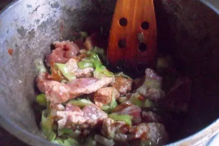 Свинина с луком - пореем в сливочном соусе: шаг 4