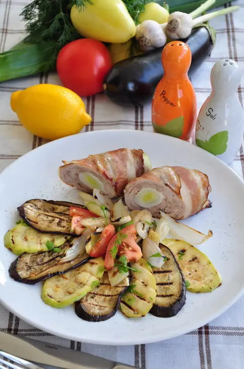 Свиная отбивная в беконе, фаршированная луком-пореем с овощами-гриль: шаг 3