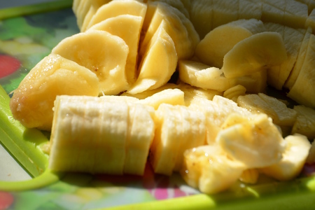 Банановые бурфи с орехами, курагой и изюмом: шаг 2