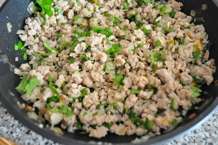 Лепешка с мясной начинкой фетир от  весёлого ахмеда.: шаг 5