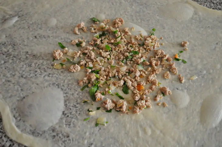 Лепешка с мясной начинкой фетир от  весёлого ахмеда.: шаг 7