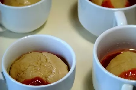 Булочки, запеченные в соусе из ревеня.: шаг 4