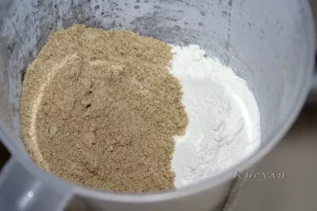 Воздушный кунжутный пирог с вишней на песочной основе: шаг 4