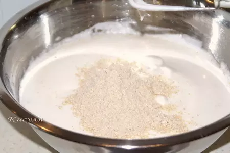 Воздушный кунжутный пирог с вишней на песочной основе: шаг 5